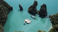 Selanjutnya ada Archipelago Cinema yang ada di Thailand. Bioskop ruang terbuka ini berada di Pulau Kudu. Di bioskop ini pengunjung dapat menonton film sembari menikmati pemandangan alam yang menawan. Dok. BURO-OS.Com via Atlas Obscura.  