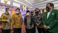 Bantuan tersebut diserahkan oleh Direktur Operasional PT Askrindo, Erwan Djoko Hermawan kepada Ketua Badan Pengurus Harian Universitas Muhammadiyah Jakarta (UMJ), Prof Abdul Muti dan Rektor UMJ Dr. Mamun Murod yang turut disaksikan Menteri Koordinator Bidang Perekonomian RI, Airlangga Hartarto.