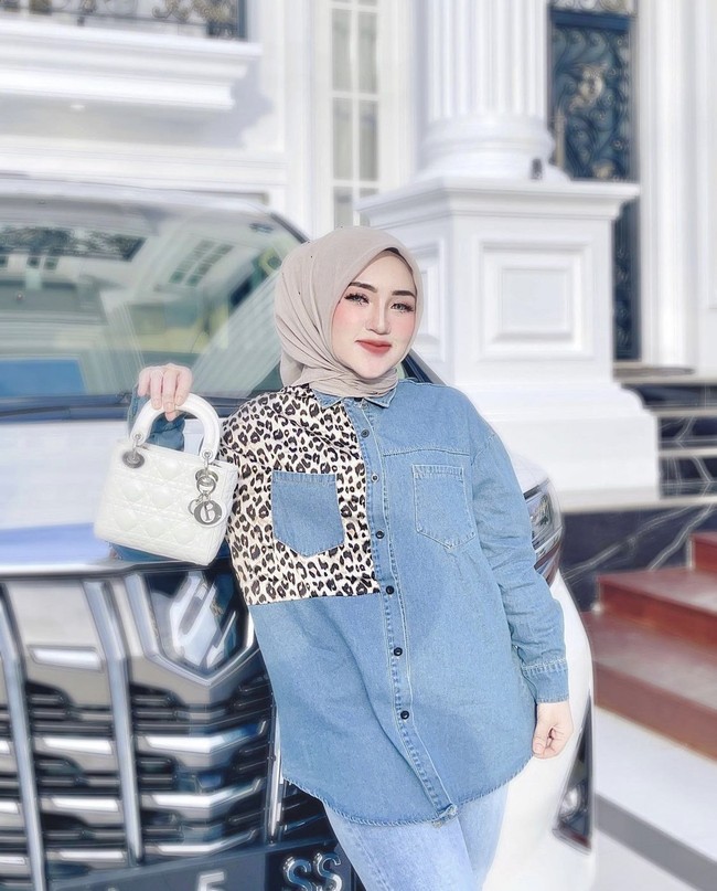 Setelah berbisnis busana muslim, Shella dan suami bertekad untuk mempunyai rumah sendiri dan tidak mengontrak. Mereka pun menabung agar bisa membeli rumah. Di tahun 2018 saya dan suami mulai menabung untuk rumah idaman. Saya gigih untuk itu, kebetulan tanah di samping rumah bantuan tersebut dijual. Alhamdulillah saya langsung beli waktu itu, tutur Shella. Foto: Dok. Instagram @shellasaukiaofficial.