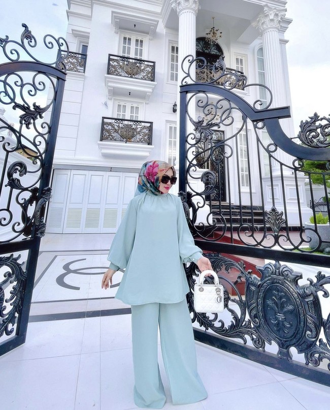 Tak hanya itu, Shella tak mau melupakan perjuangannya saat merintis usaha. Ia pun langsung membeli rumah lamanya tersebut. Dan rumah impiannya yang mewah bisa ditempati pada tahun 2021. Dimulai dari tahun 2018, saya nabung sampai tahun 2019 sudah mulai pembangunan dan alhamdulillah tahun 2021 rumah impian sudah bisa di tempati, ucapnya bahagia. Foto: Dok. Instagram @shellasaukiaofficial.