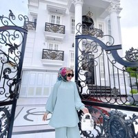 Tak hanya itu, Shella tak mau melupakan perjuangannya saat merintis usaha. Ia pun langsung membeli rumah lamanya tersebut. Dan rumah impiannya yang mewah bisa ditempati pada tahun 2021. Dimulai dari tahun 2018, saya nabung sampai tahun 2019 sudah mulai pembangunan dan alhamdulillah tahun 2021 rumah impian sudah bisa di tempati, ucapnya bahagia. Foto: Dok. Instagram @shellasaukiaofficial.