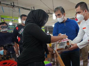Kader Gerindra Bagikan Sembako ke Pedagang Pasar Terdampak COVID-19