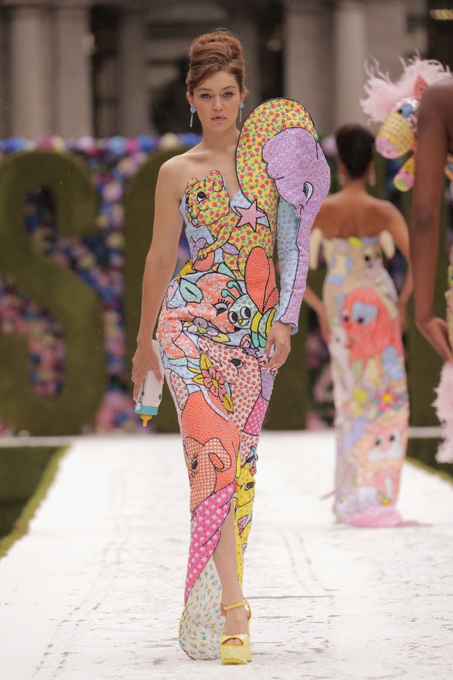 Model 26 tahun itu menjadi atensi saat melenggang di fashion show Moschino, New York Fashion Week 2021. Gigi terlihat membawa botol bayi. Foto: Getty Images
