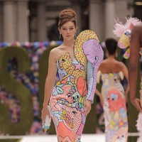 Model 26 tahun itu menjadi atensi saat melenggang di fashion show Moschino, New York Fashion Week 2021. Gigi terlihat membawa botol bayi. Foto: Getty Images