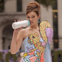 Saat berlenggang-lenggok di catwalk, Gigi Hadid yang tampil playful dengan gaun Moschino bergaya menggigit dot botol susu bayi tersebut. Foto: Getty Images