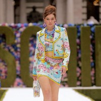 Gigi Hadid pertamakali kembali ke catwalk setelah melahirkan anak perempuan pada Mei 2021. Saat itu Gigi tampil sebagai model koleksi Versace Fall/Winter 2021. Foto: Getty Images