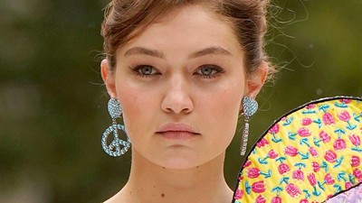 10 Foto Cantik Gigi Hadid Comeback Modelling Setelah Melahirkan, Bawa Dot