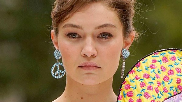 10 Foto Cantik Gigi Hadid Comeback Modelling Setelah Melahirkan, Bawa Dot