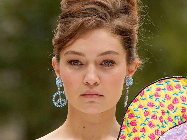 10 Foto Cantik Gigi Hadid Comeback Modelling Setelah Melahirkan, Bawa Dot