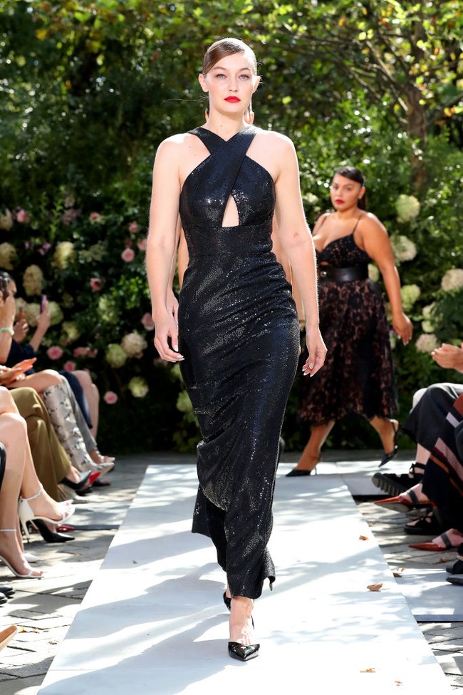 Gigi Hadid Hadid melanjutkan comeback dirinya ke catwalk dengan tampil di fashion show Michael Kors, New York Fashion Week 2021. Foto: Getty Images