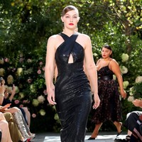 Gigi Hadid Hadid melanjutkan comeback dirinya ke catwalk dengan tampil di fashion show Michael Kors, New York Fashion Week 2021. Foto: Getty Images