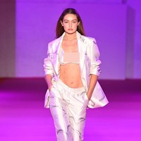 Kakak kandung Bella Hadid itu memperlihatkan tubuh rampingnya setelah melahirkan saat tampil di fashion show Brandon Maxwell, New York Fashion Week, 10 September 2021. Foto: Getty Images