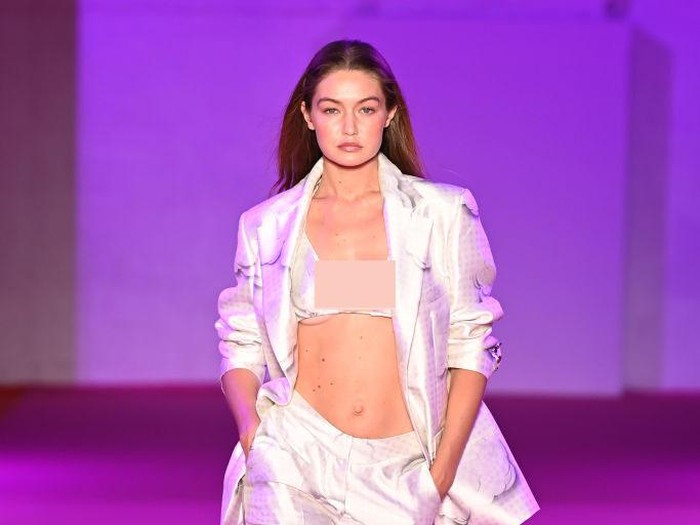 NEW YORK, NEW YORK - SEPTEMBER 08: Gigi Hadid walks the runway for Proenza Schouler during NYFW: The Shows on September 08, 2021 in New York City. (Photo by Fernanda Calfat/Getty Images)