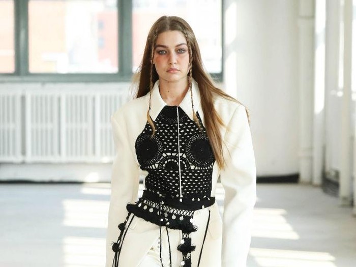 NEW YORK, NEW YORK - SEPTEMBER 08: Gigi Hadid walks the runway for Proenza Schouler during NYFW: The Shows on September 08, 2021 in New York City. (Photo by Fernanda Calfat/Getty Images)
