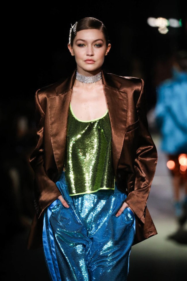Cantiknya Gigi Hadid saat tampil sebagai model koleksi Tom Ford Spring/Summer 2022 di New York Fashion Week 2021. Foto: Getty Images
