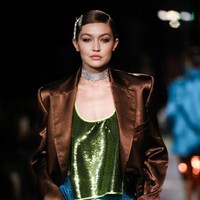 Cantiknya Gigi Hadid saat tampil sebagai model koleksi Tom Ford Spring/Summer 2022 di New York Fashion Week 2021. Foto: Getty Images