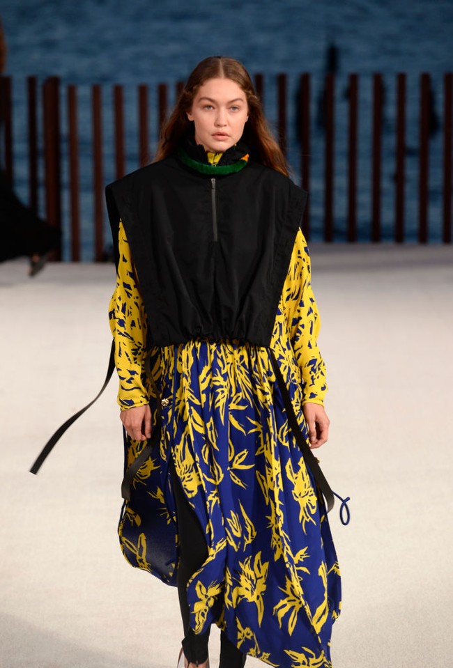 Gigi Hadid tampil perdana di New York Fashion Week 2021 untuk fashion show Proenza Schouler pada 8 September 2021. Gigi kembali model setelah melahirkan putrinya, Khai pada September 2020. Foto: Getty Images