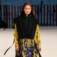 Gigi Hadid tampil perdana di New York Fashion Week 2021 untuk fashion show Proenza Schouler pada 8 September 2021. Gigi kembali model setelah melahirkan putrinya, Khai pada September 2020. Foto: Getty Images