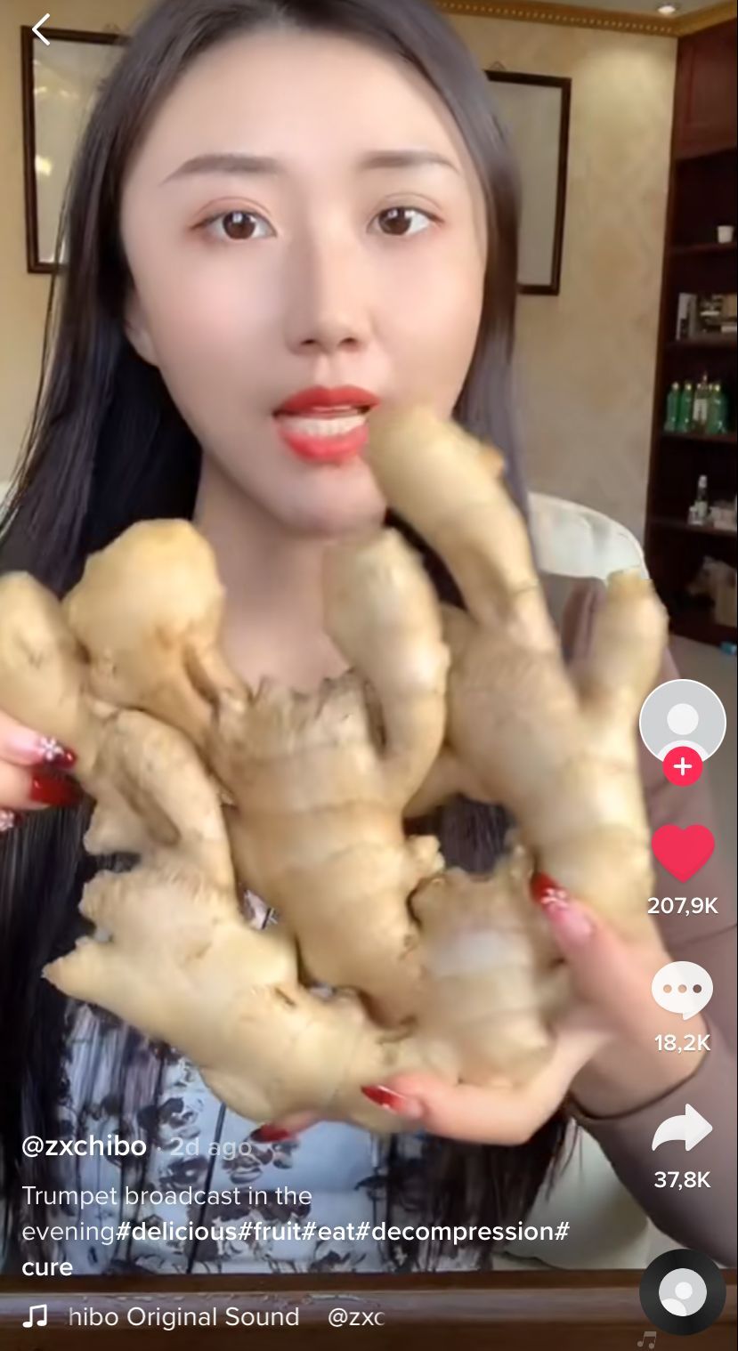 Gokil! TikToker Ini Ngemil Jahe Mentah, Netizen: Kentutnya Jadi Aromatherapy
