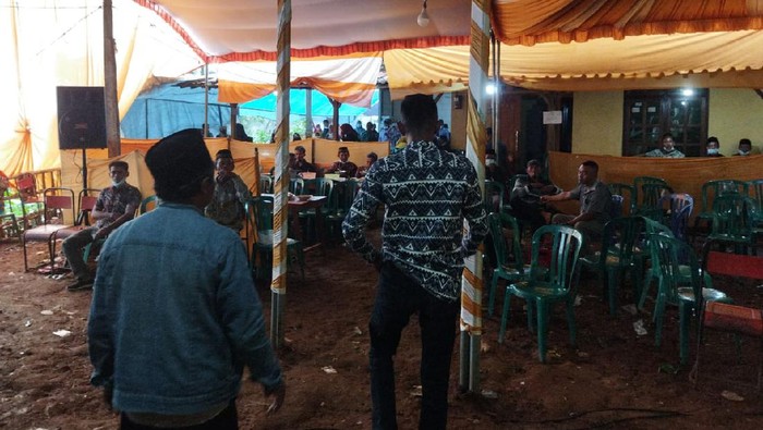Polisi membubarkan hajatan warga di Desa Selur, Kecamatan Ngrayun, Rabu (15/9) sore. Pembubaran dilakukan karena Ponorogo masih menerapkan PPKM level 3.