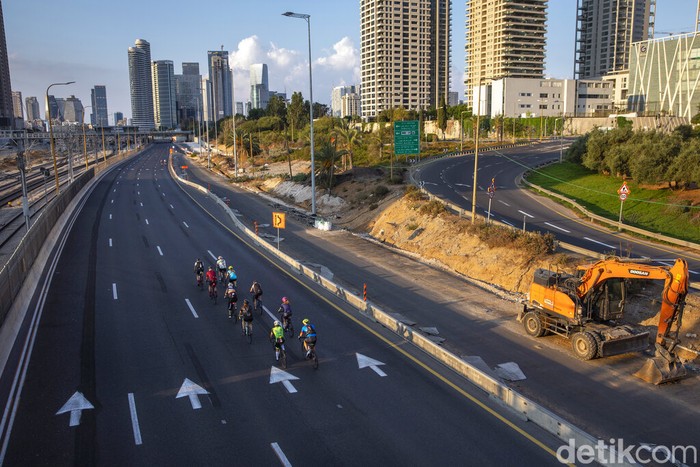 A cyclist rides on a car-free highway, during the Jewish holiday of Yom Kippur in Tel Aviv, Israel, Thursday, Sept. 16, 2021. Israelis are marking Yom Kippur, or 'Day of Atonement,' which is the holiest of Jewish holidays when observant Jews atone for the sins of the past year and the Israeli nation comes to almost a complete standstill. Many residents take bicycles onto the streets as no traffic is permitted on the roads. (AP Photo/Oded Balilty)