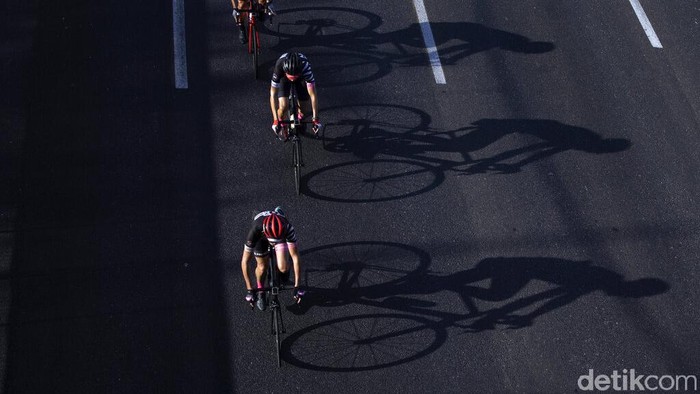 A cyclist rides on a car-free highway, during the Jewish holiday of Yom Kippur in Tel Aviv, Israel, Thursday, Sept. 16, 2021. Israelis are marking Yom Kippur, or Day of Atonement, which is the holiest of Jewish holidays when observant Jews atone for the sins of the past year and the Israeli nation comes to almost a complete standstill. Many residents take bicycles onto the streets as no traffic is permitted on the roads. (AP Photo/Oded Balilty)