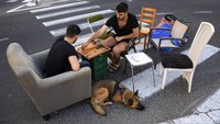 Warga Israel bermain di tengah jalan yang sepi.