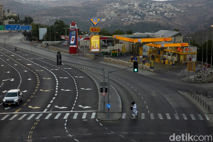 A cyclist rides on a car-free highway, during the Jewish holiday of Yom Kippur in Tel Aviv, Israel, Thursday, Sept. 16, 2021. Israelis are marking Yom Kippur, or 'Day of Atonement,' which is the holiest of Jewish holidays when observant Jews atone for the sins of the past year and the Israeli nation comes to almost a complete standstill. Many residents take bicycles onto the streets as no traffic is permitted on the roads. (AP Photo/Oded Balilty)