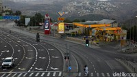 Seorang Yahudi Ultra-Ortodoks melintas jalanan yang sepi di hari Yom Kippur. Sebagai hari paling suci di Israel, seluruh aktifitas diliburkan. 
