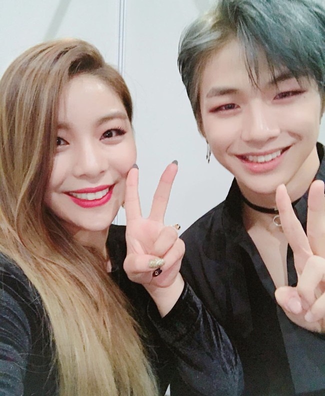 Solois Ailee mengakui kemiripannya dengan Kang Daniel. Ia mengunggah foto bersama mantan personel Wanna One itu saat bertemu di acara penghargaan MAMA. Keduanya langsung menjadi perbincangan karena terlihat seperti kakak adik. Foto: dok Instagram aileeonline