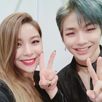 Solois Ailee mengakui kemiripannya dengan Kang Daniel. Ia mengunggah foto bersama mantan personel Wanna One itu saat bertemu di acara penghargaan MAMA. Keduanya langsung menjadi perbincangan karena terlihat seperti kakak adik. Foto: dok Instagram aileeonline