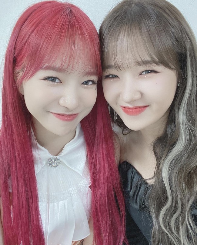 Yuri eks IZ*ONE dan Yoojung Weki Meki baru-baru ini menjadi perbincangan hangat di forum online. Tak sedikit netizen Korea yang mengira Yuri adalah Yoojung. Keduanya pernah bertemu untuk membandingkan kemiripan satu sama lain. Foto: Instagram dbeoddl__ 