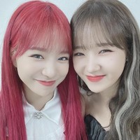 Yuri eks IZ*ONE dan Yoojung Weki Meki baru-baru ini menjadi perbincangan hangat di forum online. Tak sedikit netizen Korea yang mengira Yuri adalah Yoojung. Keduanya pernah bertemu untuk membandingkan kemiripan satu sama lain. Foto: Instagram dbeoddl__ 