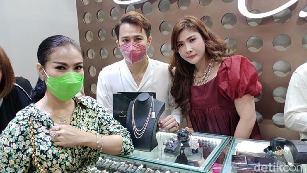 Iis Dahlia koleksi perhiasan dan tak pernah mau dijual.