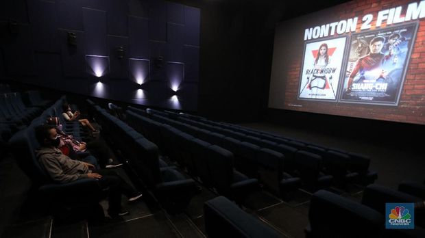 Pengunjung membeli tiket saat akan menonton bioskop di CGV Central Park, Jakarta, Kamis (16/9/2021). Pemerintah telah mengumumkan bioskop boleh kembali beroperasi untuk wilayah yang berada di level 2-3 PPKM di wilayah Jawa-Bali maupun luar Jawa-Bali. Pemprov DKI Jakarta hari ini melakukan uji coba pembukaan bioskop selama penerapan pemberlakuan pembatasan kegiatan masyarakat (PPKM) level 3. Uji coba dilakukan di seluruh bioskop di Jakarta. Pembukaan bisokop tersebut harus menerapkan protokol kesehatan yang ketat. Pengunjung yang datang harus menyiapkan aplikasi dan akun PeduliLindungi. Saat akan masuk, ada ketentuan scan QR Code di pintu masuk Platinum, kemudian klik check-in. Begitu pun saat keluar pengunjung harus meng-klik check-out di aplikasi. Selain menggunakan aplikasi PeduliLindung pengunjung yang datang wajib sudah vaksin dua kali, berusia 12 tahun keatas serta maksimal kapasitas 50% tanpa makan dan minum di dalam ruangan. Aturan ini sesuai dengan Keputusan Gubernur (Kepgub) Nomor 1096 Tahun 2021 tentang PPKM Level 3. Kepgub tersebut ditandatangani Gubernur Anies Baswedan pada 13 September 2021. Di bisokop yang berlokasi di Central Park ini, menayangkan beragam film favorit seperti Black Widow, Shang-Chi, Malignant, The Suicide Squad, Free Guy, Snake Eyes, Space jam, Stillwater, Hard Hit, Escape From Mogadishu, Blackpink : The Movie. Dari pantau di lokasi, pengunjung yang datang untuk menonton masih sepi. Pasa sore hari ini pengunjung yang menonton di dalam studio tidak lebih dari 10 orang. Sebelumnya pada tanggal 5 Juli 2021, bioskop sempat berhenti beroperasi menyesuaikan regulasi PPKM guna menekan jumlah penyebaran Covid-19 yang semakin meluas. (վ/Andrean Kristianto)