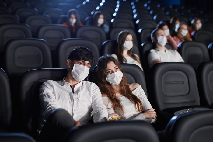 Ilustrasi nonton bioskop mengenakan masker