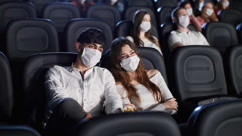 Ilustrasi nonton bioskop mengenakan masker