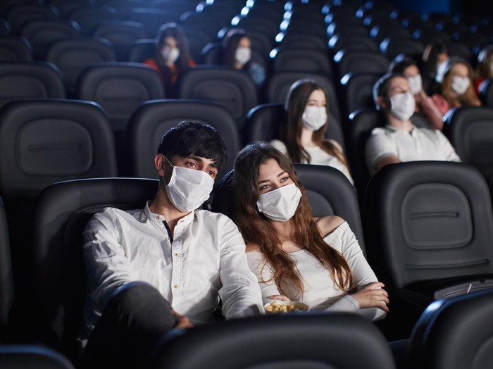 Ilustrasi nonton bioskop mengenakan masker