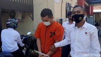 Dirreskrimum Polda Sumsel, Kombes Hisar Siallagan menyebut korban pencabulan oleh J yang awalnya enam kini bertambah menjadi 15 orang. Total seluruh korban berjumlah 26 santri.