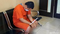 Sebelumnya, pria berinisial J (22), yang merupakan pengasuh salah satu pondok pesantren (ponpes) di Ogan Ilir, Sumsel, ditangkap polisi karena diduga menyodomi enam santri dan mencabuli enam santri lain.  