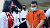 Pengasuh salah satu pondok pesantren di Sumatera Selatan (Sumsel) berinisial J, ditangkap usai diduga menyodomi enam santri.