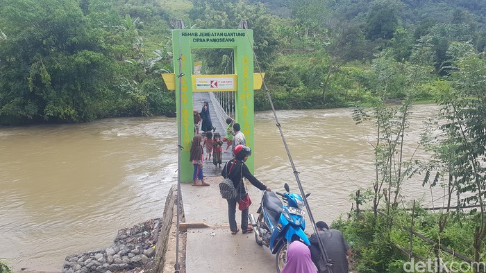 Jembatan gantung di Mamasa sudah selesai diperbaiki. 15 September 2021. (Abdy Febriady/detikcom)