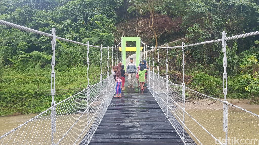 Jembatan gantung di Mamasa sudah selesai diperbaiki. 15 September 2021. (Abdy Febriady/detikcom)