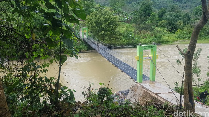 Jembatan gantung di Mamasa sudah selesai diperbaiki. 15 September 2021. (Abdy Febriady/detikcom)