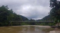Dan beginilah pemandangan sesudah adanya perbaikan. detikcom Do Your Magic mengunjungi langsung jembatan gantung di Mamasa ini pada Rabu (15/9) kemarin. (Abdy Febriady/detikcom)