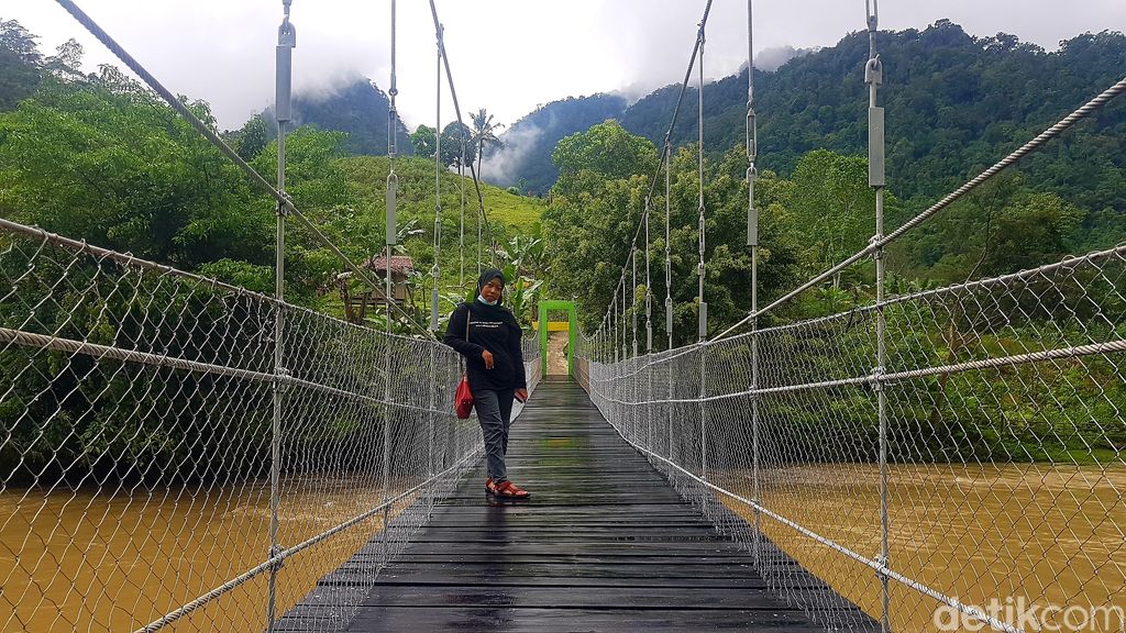 Jembatan gantung di Mamasa sudah selesai diperbaiki. 15 September 2021. (Abdy Febriady/detikcom)
