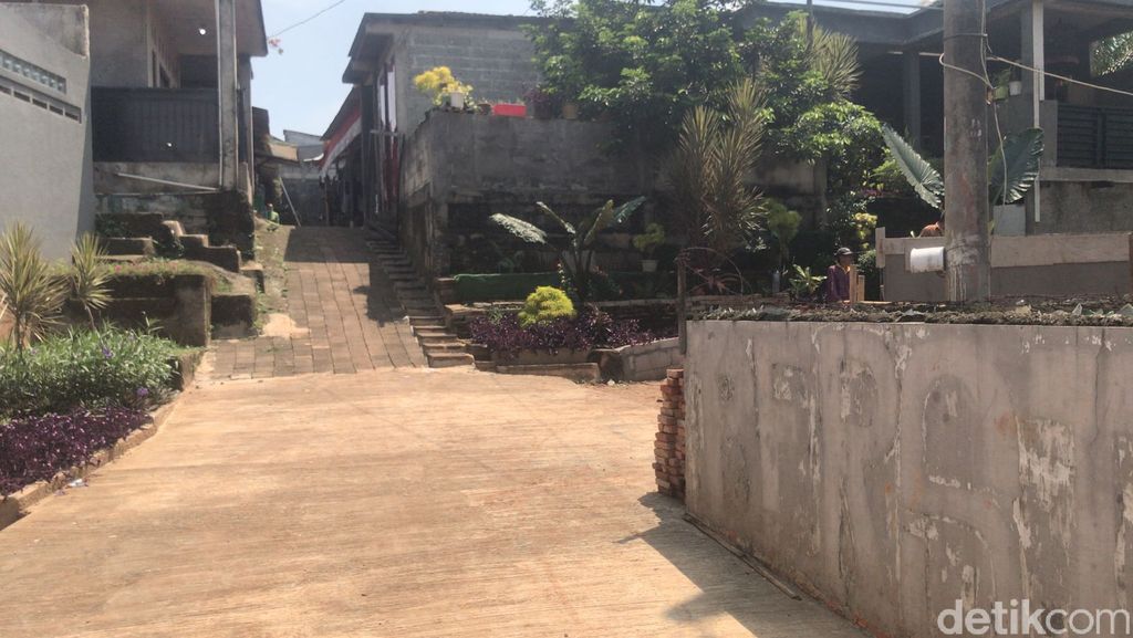 Jl Kakaktua, belok kanan Jl Pelikan tempat tembok perumahan berdiri mempersempit akses warga Kampung Serua, kini diujung tembok ada jebolan yang muat mobil lewat. 16 September 2021. (Faiz Iqbal Maulid/detikcom)