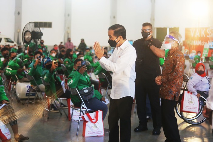 Jokowi pantau vaksinasi Grab