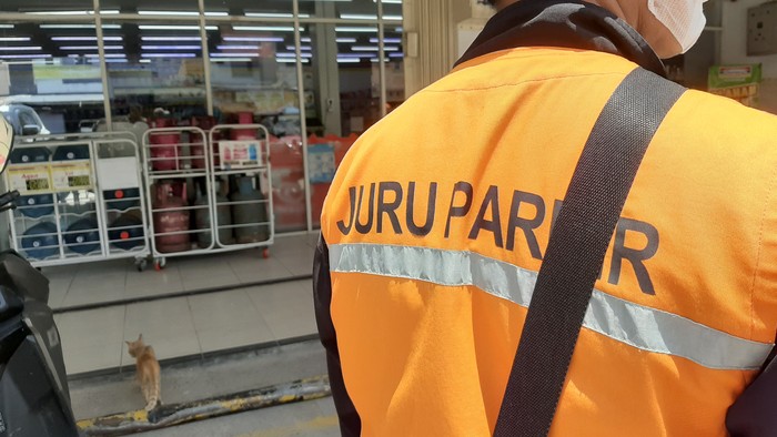 Juru parkir di mini market Pekanbaru (Raja-detikcom)