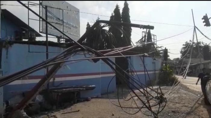 Kabel Menjuntai di Tangsel (dok.Istimewa)